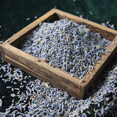 Gesunde Kräuteralternative zu den Tee-Trockenblumen trocknete Lavendel-Tee